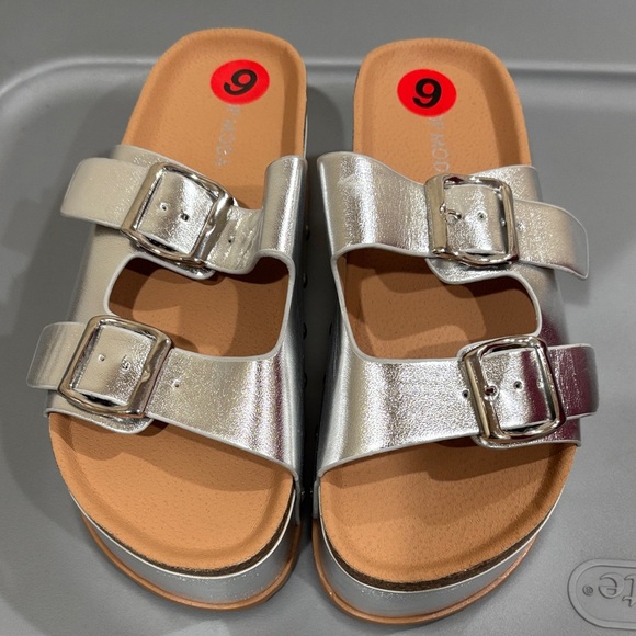 Silver Metallic Buckle Sandals size 6 - Picture 1 of 5